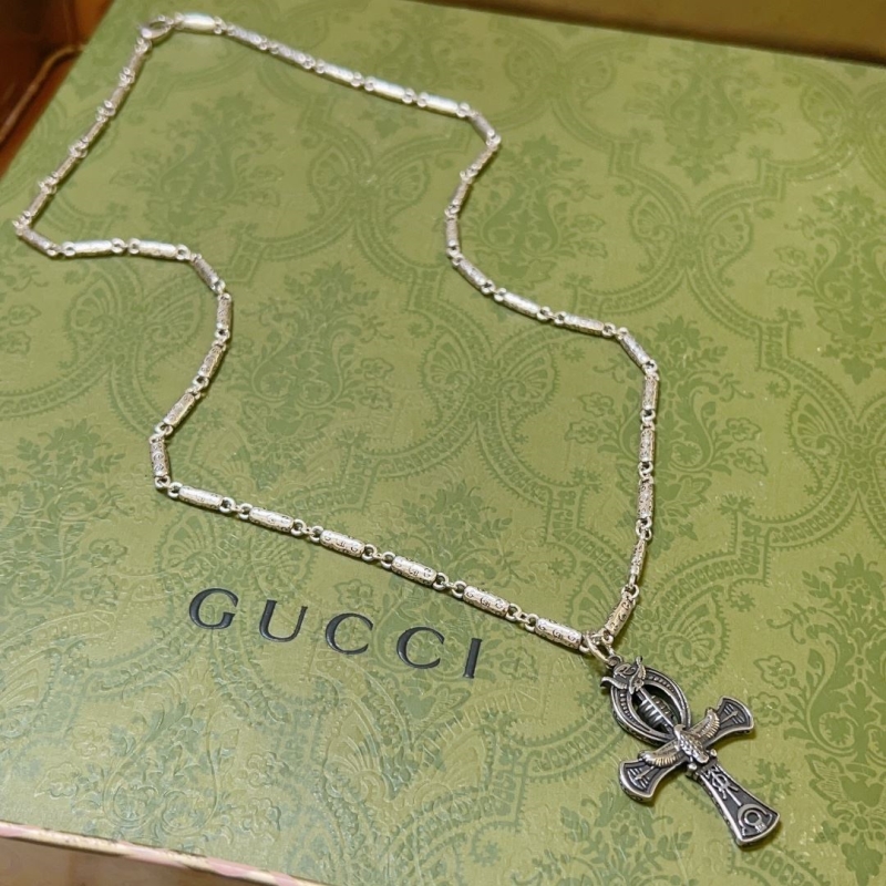 G*u*i necklaces